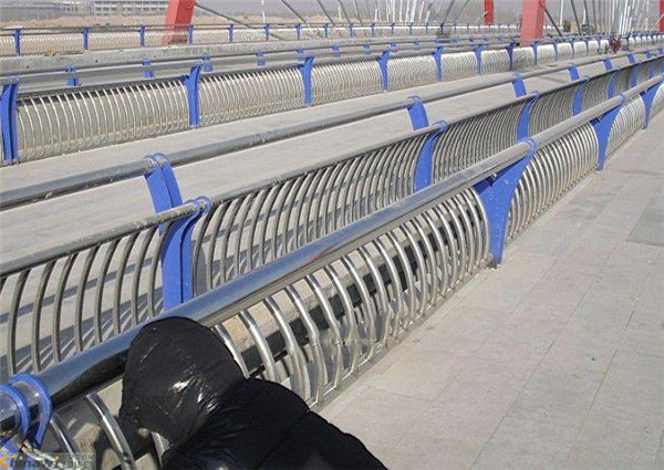 桂林不锈钢复合管护栏一种安全而耐用的防护解决方案