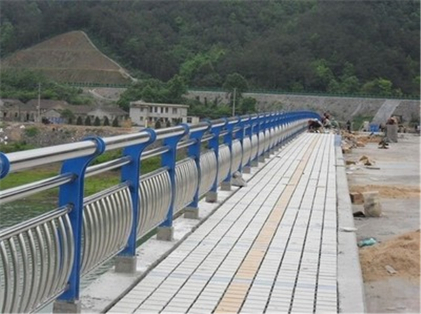 桂林不锈钢桥梁护栏的特性及其在现代建筑中的应用
